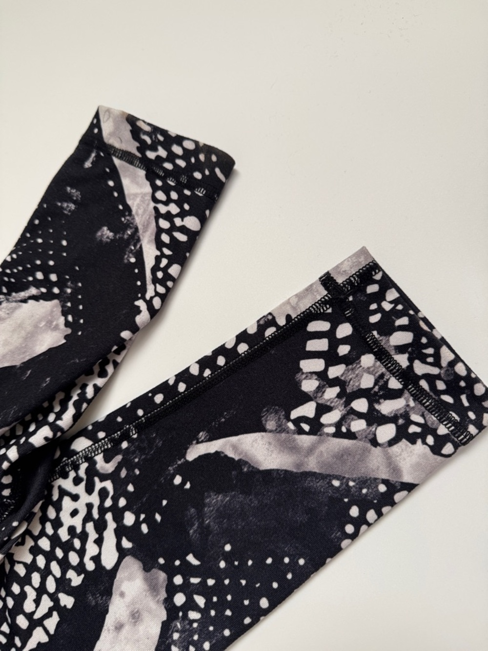Lululemon Black & White Abstract Print Leggings - Picture 6 of 6